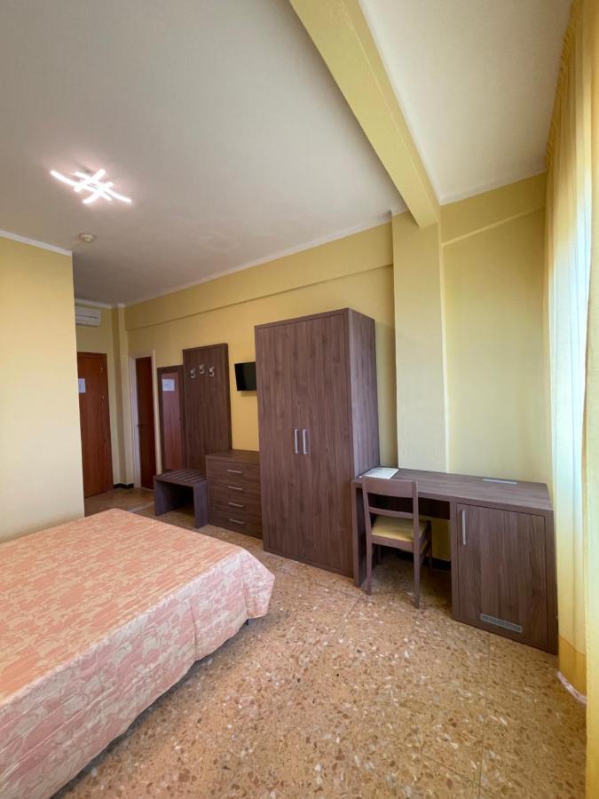 Hotel Robinia Imperia Exterior foto
